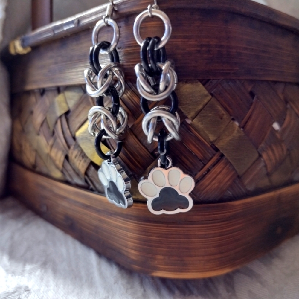 Handmade Black/white paw print chainmail earrings